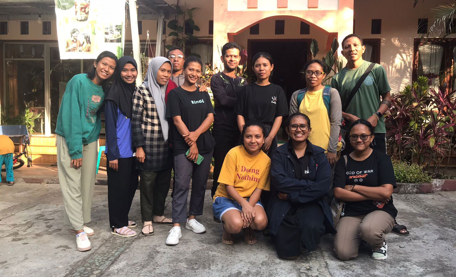 12 volunteers posing for a group photo