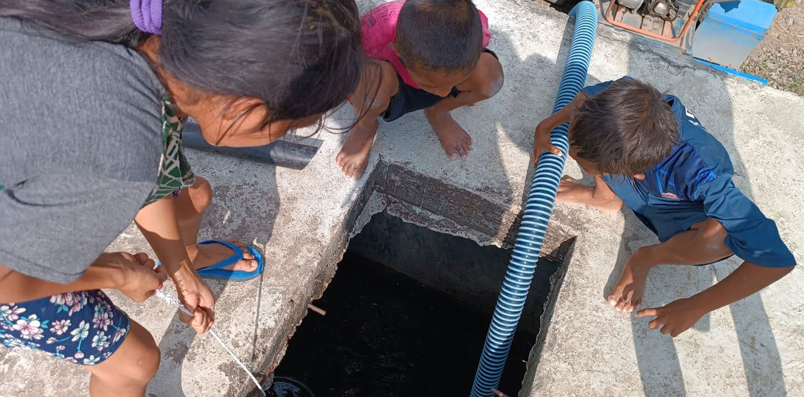 children collecting water