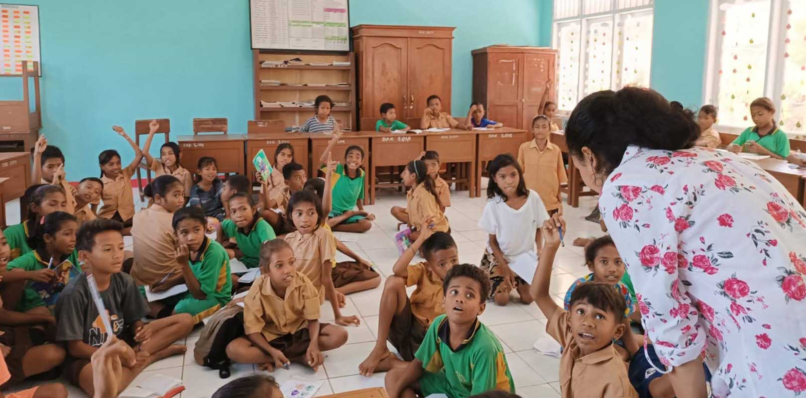 a volunteer taking class in english club