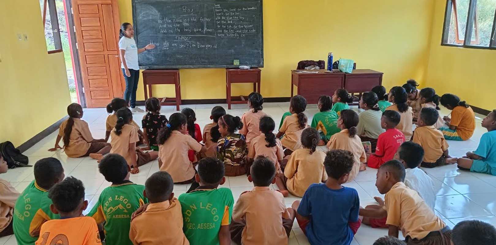 a volunteer taking class in english club