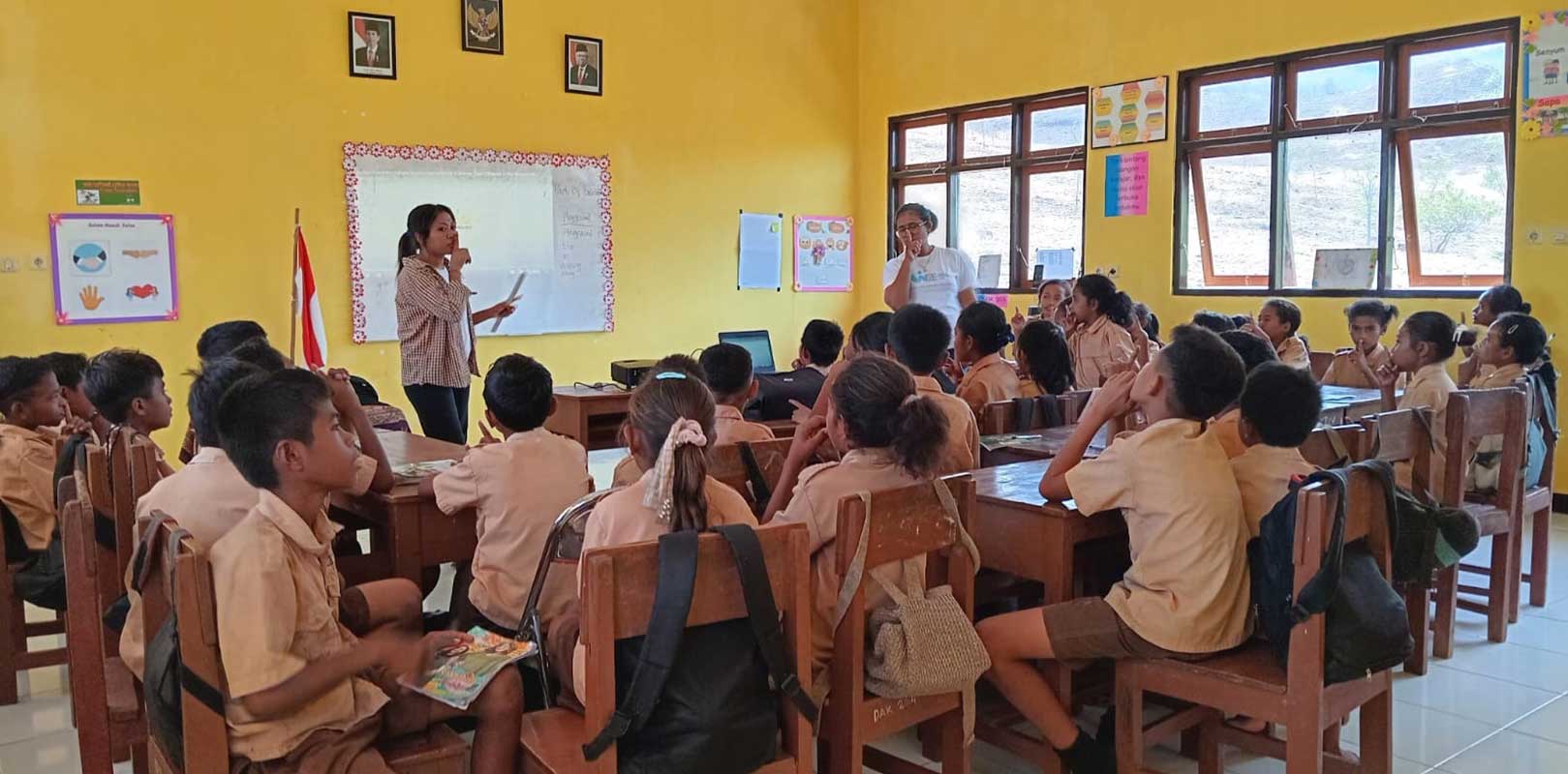 a volunteer taking class in english club