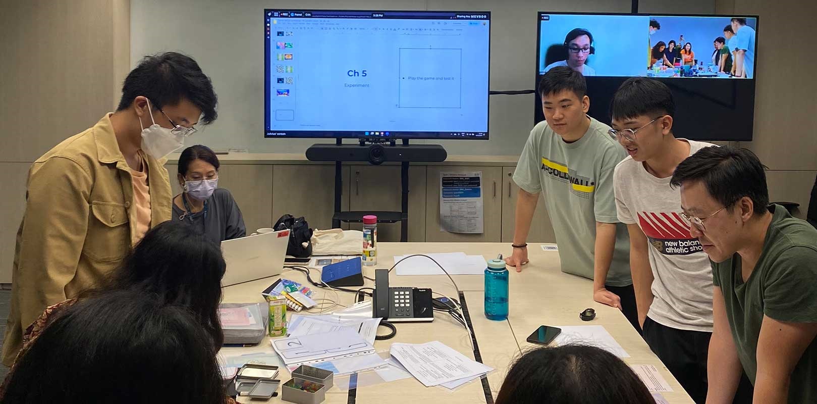 team members discussing about the project